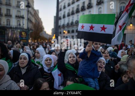 Madrid, Spanien. Dezember 2024. Demonstranten nehmen an einer Kundgebung Teil. Syrische Einwohner in Madrid haben sich in Puerta del Sol versammelt, um den Fall und das Ende der Regierung von Präsident Baschar al-Assad im arabischen Land zu feiern. Quelle: SOPA Images Limited/Alamy Live News Stockfoto