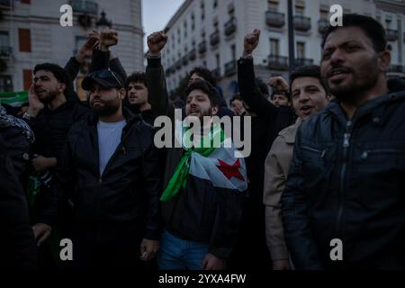 Madrid, Spanien. Dezember 2024. Die Demonstranten machen während einer Kundgebung Gesten. Syrische Einwohner in Madrid haben sich in Puerta del Sol versammelt, um den Fall und das Ende der Regierung von Präsident Baschar al-Assad im arabischen Land zu feiern. Quelle: SOPA Images Limited/Alamy Live News Stockfoto