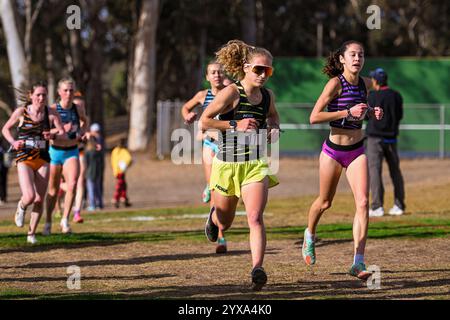 San Diego, Usa. Dezember 2024. Virginia Kraus belegt den 8. Platz im Mädchen-Rennen in 18:04,6, während der Foot locker Cross Country Championships in Morley Field, Samstag, den 14. Dezember 2024, in San Diego. Calif. (Thomas Fernandez/Image of Sport) Credit: Kirby Lee/Alamy Live News Stockfoto