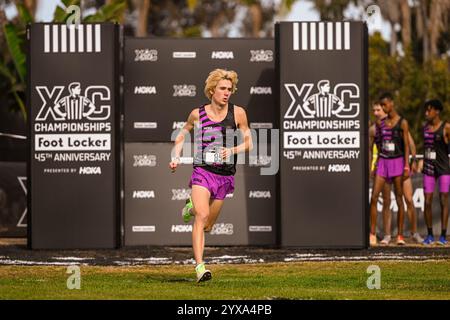 San Diego, Usa. Dezember 2024. Josiah Tostenson belegt 28. Platz im Jungen-Rennen in 16:07,7, während der Foot locker Cross Country Championships in Morley Field, Samstag, den 14. Dezember 2024, in San Diego. Calif. (Thomas Fernandez/Image of Sport) Credit: Kirby Lee/Alamy Live News Stockfoto
