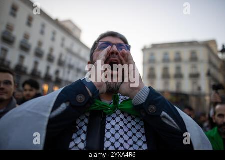 Madrid, Spanien. Dezember 2024. Ein Mann ruft während einer Kundgebung Slogans. Syrische Einwohner in Madrid haben sich in Puerta del Sol versammelt, um den Fall und das Ende der Regierung von Präsident Baschar al-Assad im arabischen Land zu feiern. (Foto: David Canales/SOPA Images/SIPA USA) Credit: SIPA USA/Alamy Live News Stockfoto