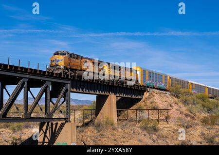 Cienega Creek Crossing 12-14-2024 Vail, AZ USA Union Pacific GE ES44AC Lokomotive 7518, die einen Güterzug über die Cienega Creek Brücke bei Vai führt Stockfoto