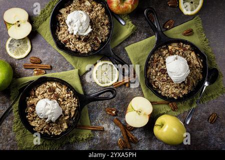 Ein Bild von gebackenem Apfel-Crisp-Dessert Stockfoto