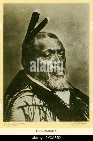 Porträt des älteren Maori-Häuptlings Hirawanu aus dem Jahr 1942 mit der Sammlung Victor Millard. Hirurarama trägt einen Korowai (Tagmantel) und zwei Huia-Schwanzfedern. Fotografiert von William Henry Thomas Partington um 1900, wahrscheinlich in Wanganui. Stockfoto