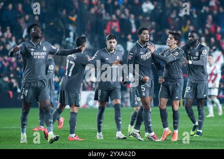 Madrid. Dezember 2024. Die Spieler von Real Madrid feiern beim Fußballspiel La Liga zwischen Real Madrid und Rayo Vallecano am 14. Dezember 2024 in Madrid, Spanien. Gustavo Valiente/Xinhua/Alamy Live News Stockfoto