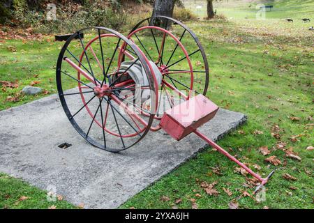 Klassische Feuerschlauch-Spule an der Fort Rodd Hill & Fisgard Lighthouse National Historic Site in Victoria, British Columbia, Kanada Stockfoto