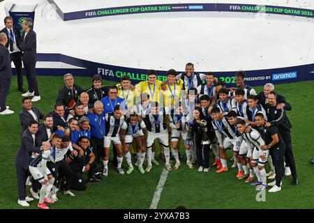 Doha, Katar. Dezember 2024. Die Spieler von C.F. Pachuca feiern ihren Sieg mit der Trophäe nach dem Elfmeterschießen während des FIFA Challenger Cup und des FIFA Intercontinental Cup Fußballspiels zwischen dem mexikanischen Pachuca und dem ägyptischen Al-Ahly am 14. Dezember im Stadion 974 in Doha (Katar). 2024. Foto: Ahmed Alsaidi/DiaEsportivo/Alamy Live News Credit: DiaEsportivo/Alamy Live News Stockfoto