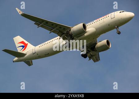 China Eastern Airlines, Airbus A320neo, B-325S bei finalem Anflug zum Flughafen Singapur Changi an einem sonnigen Tag Stockfoto