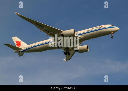 Air China, Airbus A350-900, B-1086 bei finalem Anflug zum Flughafen Singapur Changi an einem sonnigen Tag Stockfoto