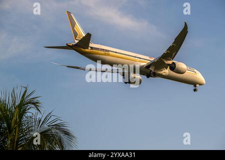 Singapore Airlines, Boeing 787-10 Dreamliner, 9V-SCR bei finalem Anflug zum Flughafen Singapur Changi an einem sonnigen Tag Stockfoto