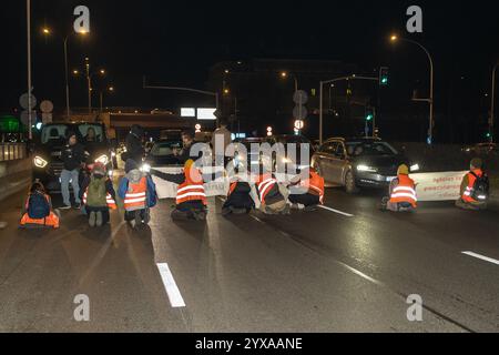 Klimaaktivisten mit orangefarbenen Westen blockieren den Verkehr während der Kundgebung. Aktivisten der Bewegung der letzten Generation und Mitglieder anderer Organisationen veranstalteten einen fünfstündigen Bürgerprotest in Warschau, um einen Ort des anhaltenden zivilen Widerstands zu schaffen. Die Demonstration begann um 17:00 Uhr. Auf der Gdanski-Brücke wurde ein großes Banner mit der Aufschrift „Apocalypse Now“ ausgestellt, das auf Chris Niedenthals ikonisches Foto vom 13. Dezember 1981 verweist. „Vor einundvierzig Jahren, während der Einführung des Kriegsrechts, fürchteten sich die Menschen um ihre Zukunft in Polen. Proteste wurden gewaltsam unterdrückt, und viele Stockfoto