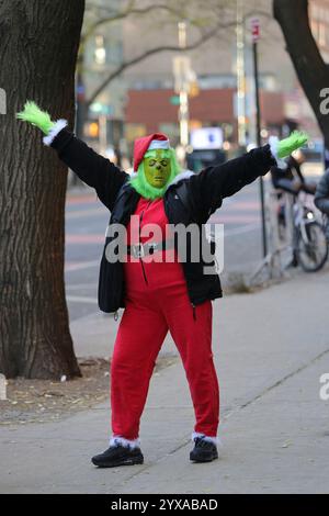 NEW YORK, USA – 14. DEZEMBER: Tausende von Menschen, die als Weihnachtsmann verkleidet sind, gehen auf die Straßen von New York City während der SantaCon-Veranstaltung 2024 am 14. Dezember 2024. Die Besucher besuchten Bars, U-Bahnen und berühmte Touristenattraktionen, die die Stadt zum Feiertagsjubel brachten. (Foto: Giada Papini Rampelotto/EuropaNewswire) Stockfoto