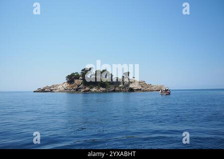 Petrovac, Montenegro, 07.27.24: Katic und Sveta Nedelja sind zwei kleine Inseln an der Adria, die sich gegenüber der Stadt Petrovac in der Adria befinden Stockfoto