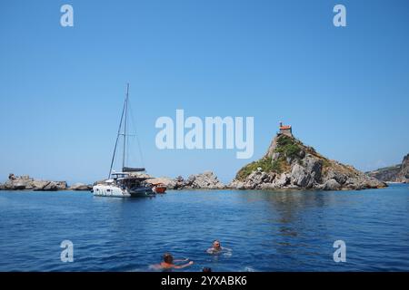 Petrovac, Montenegro, 07.27.24: Katic und Sveta Nedelja sind zwei kleine Inseln an der Adria, die sich gegenüber der Stadt Petrovac in der Adria befinden Stockfoto