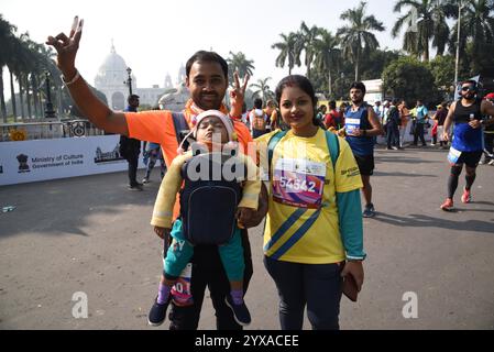 Kalkutta, Indien. Dezember 2024. Ein indischer Läufer nimmt an der „Tata Steel World 25K“ Teil und am 15. Dezember 2024 am Victoria Memorial in Kalkutta vorbei.Bilder von Debajyoti Chakraborty(Foto: Debajyoti Chakraborty/News Images) Credit: News Images LTD/Alamy Live News Stockfoto