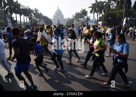 Kalkutta, Indien. Dezember 2024. Ein indischer Läufer nimmt an der „Tata Steel World 25K“ Teil und am 15. Dezember 2024 am Victoria Memorial in Kalkutta vorbei.Bilder von Debajyoti Chakraborty(Foto: Debajyoti Chakraborty/News Images) Credit: News Images LTD/Alamy Live News Stockfoto