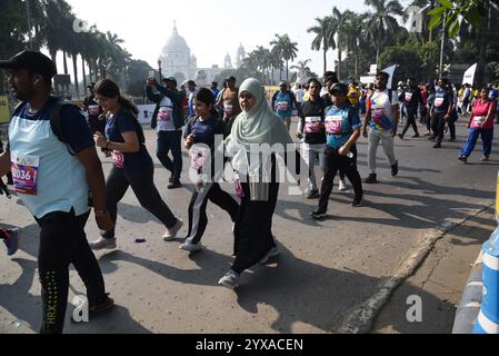 Kalkutta, Indien. Dezember 2024. Ein indischer Läufer nimmt an der „Tata Steel World 25K“ Teil und am 15. Dezember 2024 am Victoria Memorial in Kalkutta vorbei.Bilder von Debajyoti Chakraborty(Foto: Debajyoti Chakraborty/News Images) Credit: News Images LTD/Alamy Live News Stockfoto