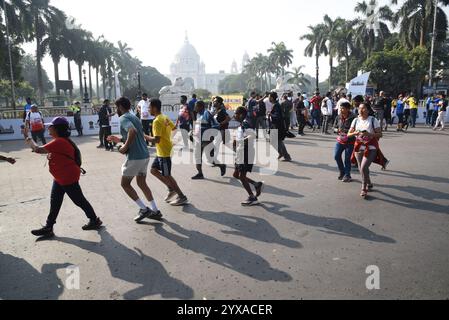 Kalkutta, Indien. Dezember 2024. Ein indischer Läufer nimmt an der „Tata Steel World 25K“ Teil und am 15. Dezember 2024 am Victoria Memorial in Kalkutta vorbei.Bilder von Debajyoti Chakraborty(Foto: Debajyoti Chakraborty/News Images) Credit: News Images LTD/Alamy Live News Stockfoto