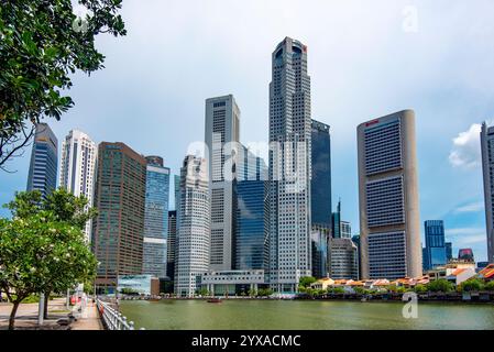 Blick auf den Singapore River zum Finanzviertel und den UOB-Gebäuden neben dem One Raffles Place-Gebäude Stockfoto