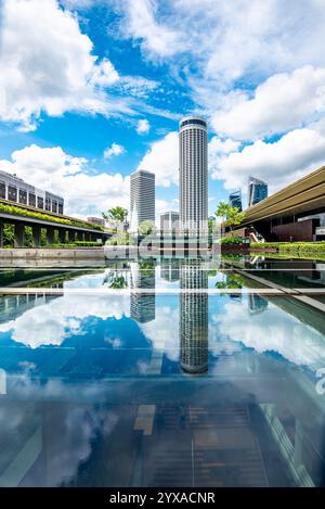 Das Raffles Hotel und das zylindrische Swissotel The Stamford spiegeln sich im Dachteich der National Gallery Singapore wider Stockfoto