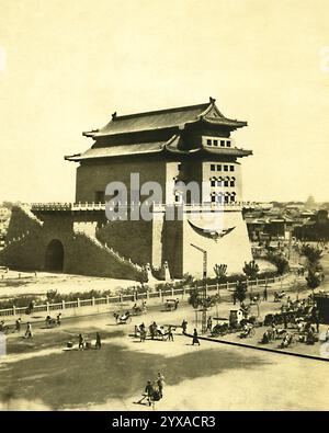 Historischer Blick auf die antike Architektur in einem geschäftigen Stadtzentrum während des frühen 19. Jahrhunderts - der Zhengyangmen Pfeilturm, Peking, China, 1890er Jahre Stockfoto