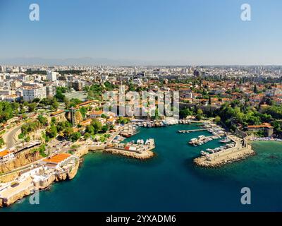 Aus der Vogelperspektive auf die osmanischen Häuser und die Altstadt von Antalya Marina Stockfoto