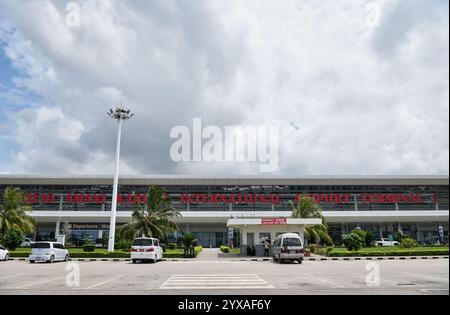 Dar Es Salaam. Dezember 2024. Dieses am 10. Dezember 2024 aufgenommene Foto zeigt eine Außenansicht des Terminals 3 des internationalen Flughafens Abeid Amani Karume in Sansibar, Tansania. „Interview: Robuste Beziehungen zwischen Tansania und China ebnen den Weg für eine umfassende Zusammenarbeit“, sagt Tansanias Senior Tourism Official in Sansibar. Credit: Han Xu/Xinhua/Alamy Live News Stockfoto