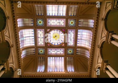 Die atemberaubende Buntglasdecke des Hauptfoyers in der Osgoode Hall in Toronto zeigt kompliziertes Design und handwerkliches Können in diesem historischen und ku Stockfoto