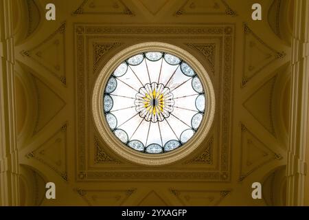 Die Buntglasdecke eines der Foyers im Obergeschoss der Osgoode Hall, Toronto, zeigt die komplizierte und elegante Handwerkskunst dieses historischen Gebäudes Stockfoto