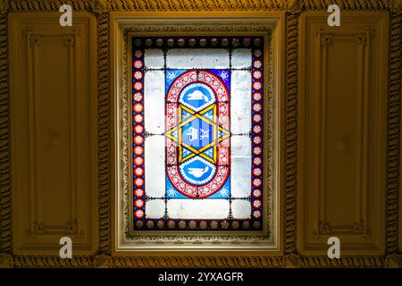 Eine rechteckige Buntglasdecke in einem der Foyers im Obergeschoss der Osgoode Hall, Toronto, unterstreicht die detailreiche Handwerkskunst und Eleganz der Th Stockfoto