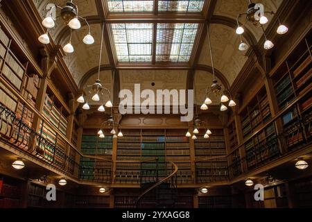 Die Bibliothek in der Osgoode Hall in Toronto mit einer Wendeltreppe und einer atemberaubenden Buntglasdecke zeigt das historische und elegante Design Stockfoto