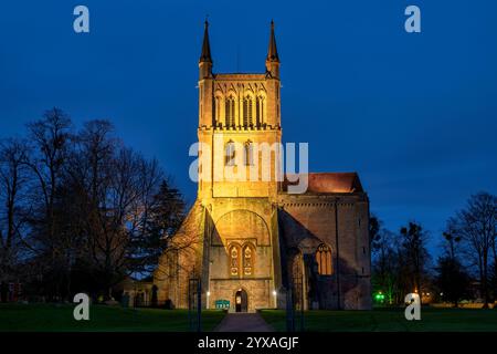 Pershore Abbey Church of the Holy Cross in der Abenddämmerung im Dezember. Pershore, Worcestershire, England Stockfoto