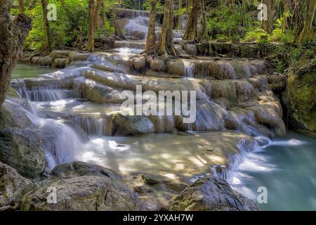Erawan Wasserfall im Regenwald nördlich von Kanchanaburi, Thailand Stockfoto
