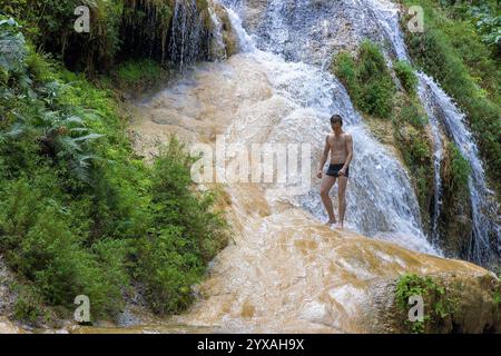 Erawan Wasserfall im Regenwald nördlich von Kanchanaburi, Thailand Stockfoto