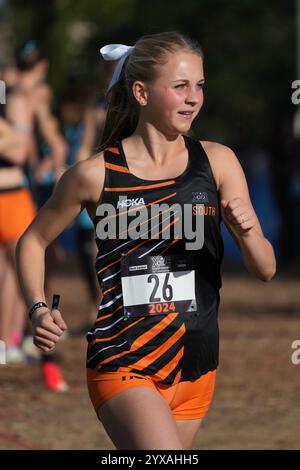 San Diego, Kalifornien, USA. Dezember 2024. Carolina Areheart belegt den 27. Platz im Mädchenrennen in 18:42,1, während der Foot locker Cross Country Championships am Samstag, den 14. Dezember 2024, in San Diego. Quelle: Kirby Lee/Alamy Live News Stockfoto