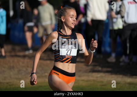 San Diego, Kalifornien, USA. Dezember 2024. Jazzlyn Garmer belegt den 31. Platz im Mädchenrennen in 18:53,0, während der Foot locker Cross Country Championships am Samstag, den 14. Dezember 2024, in San Diego. Quelle: Kirby Lee/Alamy Live News Stockfoto