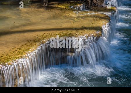 Huay Mae Khamin Wasserfall im Regenwald im Si Nakharin Nationalpark nördlich von Kanchanaburi, Thailand Stockfoto