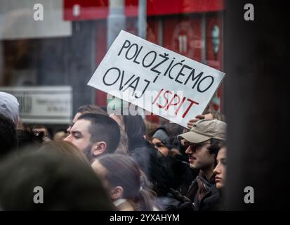 Belgrad, Serbien – 13. Dezember 2024: Protestaktionen gegen Studentenfeinde in Belgrad: Blockade der Universität Stockfoto