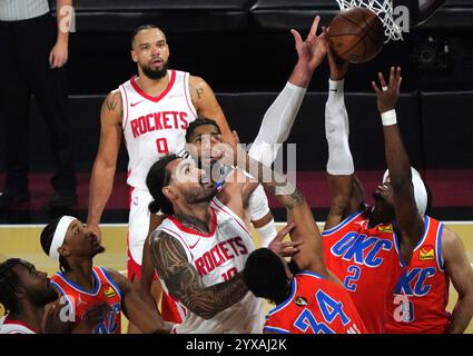 Las Vegas, USA. Dezember 2024. Steven Adams (C) von Houston Rockets streitet um den Ball während des NBA Cup-Halbfinalspiels 2024 zwischen Houston Rockets und Oklahoma City Thunder in Las Vegas, USA, am 14. Dezember 2024. Quelle: Wu Xiaoling/Xinhua/Alamy Live News Stockfoto