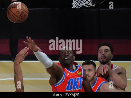 Las Vegas, USA. Dezember 2024. Jalen Williams (L) von Oklahoma City Thunder streitet um den Ball während des NBA Cup-Halbfinalspiels 2024 zwischen Houston Rockets und Oklahoma City Thunder in Las Vegas, USA, 14. Dezember 2024. Quelle: Wu Xiaoling/Xinhua/Alamy Live News Stockfoto