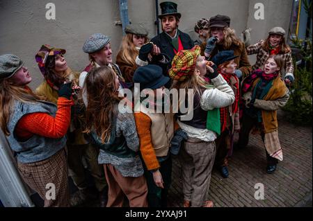 Deventer, Niederlande. Dezember 2024. Eine Gruppe von Kindern, die die Rolle von Vagabunden spielen. Jedes Jahr, um dieses Datum, wird die Welt des englischen Schriftstellers Charles Dickens aus dem 19. Jahrhundert in der schönen niederländischen Stadt Deventer wiedergefunden - mehr als 950 Charaktere aus den berühmten Büchern von Dickens kehren zurück ins Leben. Wohlhabende Damen und Herren mit Spitzhüten ziehen auf den Straßen um. Die Festivallandschaft umfasst historische Gebäude, Weihnachtsbäume und Tausende von kleinen Lichtern. Quelle: SOPA Images Limited/Alamy Live News Stockfoto