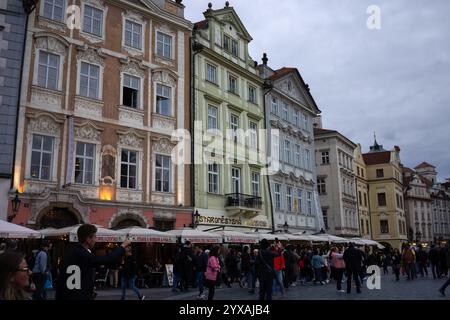 Prag, Tschechische Republik. Oktober 2024 - geschäftiger Abend auf dem Altstädter Ring Stockfoto