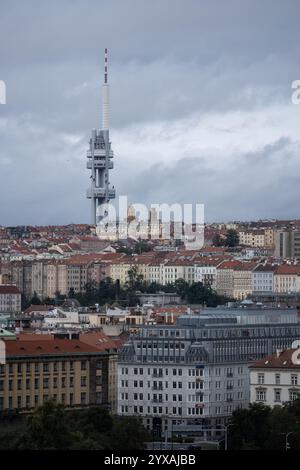 Prag, Tschechische Republik. Oktober 2024 - Blick auf den Fernsehturm und die Stadtlandschaft Stockfoto