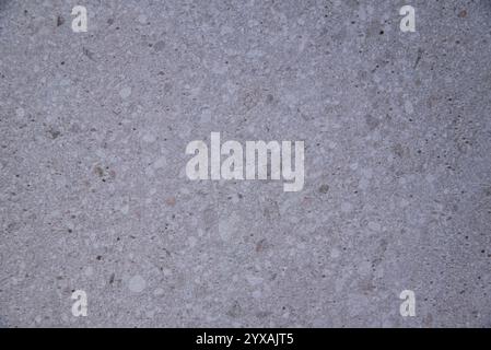 Eine graue Steinmauer. Die Wand ist aus Stein und hat eine graue Farbe Stockfoto