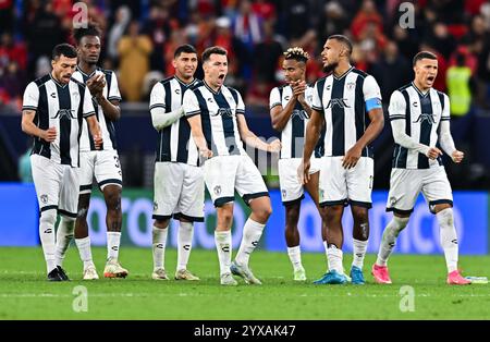 Doha, FIFA Intercontinental Cup 2024 in Doha. Dezember 2024. Die Spieler des CF Pachuca reagieren auf das Elfmeterschießen des FIFA Challenger Cup-Spiels zwischen dem ägyptischen Al Ahly SC und dem mexikanischen CF Pachuca, das am 14. Dezember 2024 in Doha, Katar, 2024 stattfand. Quelle: Nikku/Xinhua/Alamy Live News Stockfoto