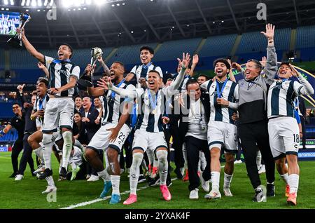Doha, FIFA Intercontinental Cup 2024 in Doha. Dezember 2024. Die Spieler des CF Pachuca feiern mit der Trophäe, nachdem sie am 14. Dezember 2024 in Doha, Katar, das Spiel des FIFA Challenger Cup zwischen dem ägyptischen Al Ahly SC und dem mexikanischen CF Pachuca gewonnen haben 2024. Quelle: Nikku/Xinhua/Alamy Live News Stockfoto