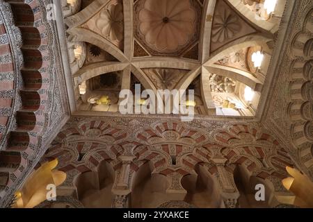 Deckenblick auf die Mezquita Kathedrale von Cordoba in der spanischen Stadt Cordoba, Andalusien, Spanien Stockfoto