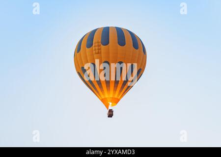 Nahaufnahme des fliegenden bunten Heißluftballons bei Sonnenaufgang Stockfoto