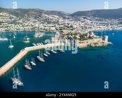 Fantastischer Blick aus der Vogelperspektive auf Bodrum Marina und Bodrum Castle, Türkei Stockfoto