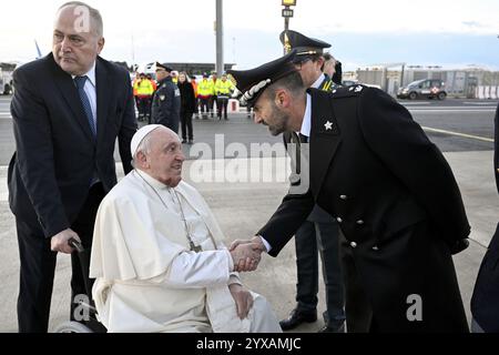 Rom, Italien. Dezember 2024. Abreise von Papst Franziskus nach Ajaccio, Korsika (Frankreich) vom internationalen Flughafen Fiumicino in Rom, Italien am 15. Dezember 2025. Papst Franziskus reist zu seiner 45. Apostolischen Auslandsreise. Er stieg in das päpstliche Flugzeug ein und verließ Italien, um auf die französische Insel Korsika zu reisen. Foto: Vatikan Media/ABACAPRESS. COM Credit: Abaca Press/Alamy Live News Stockfoto